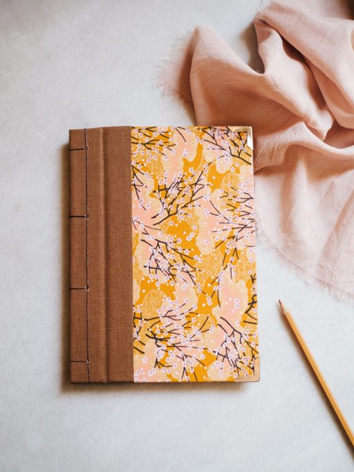 Cuaderno de sueños dorado y marrón