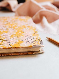 Cuaderno de sueños dorado y marrón 3